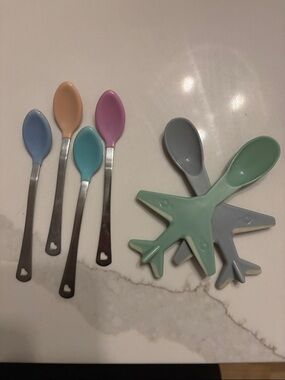 Toddlers Spoons- 4 Munckin Heat Sensitive Spoons; 2 Airplane Sppons